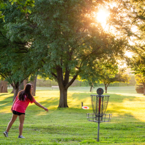 Gal throwing a disc golf frisbee